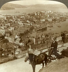 Bergen, west vanaf de Floifjeld, over de haven rechts en Puddefjord in de verte, Noorwegen, ca. 1905