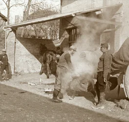 Smit die een paard beslaat, Suippes, Noord-Frankrijk, c1914-c1918