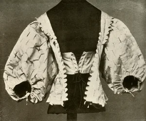Lijfje van witte satijn met insnijdingen en inkepingen, ca. 1620-1640, 1937