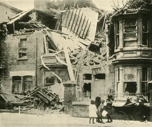 Door bommen beschadigde huizen, Hartlepool, Eerste Wereldoorlog, december 1914, ca. 1920
