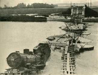 Gebombardeerde brug en ontspoorde trein, Noord-Frankrijk, Eerste Wereldoorlog, 1914, ca. 1920
