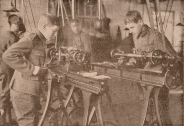 Jongens van Bradfield College maken schelpdelen, Berkshire, ca. 1916-1928