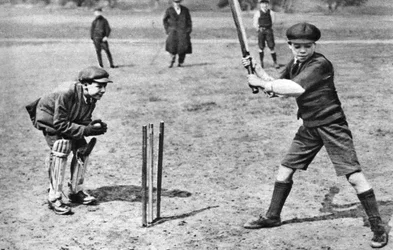Jongens spelen cricket in Parliament Hill Fields, Londen