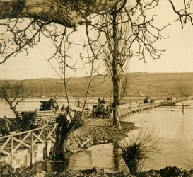 Brug over de rivier de Maas bij Dugny, Noord-Frankrijk, ca. 1914-1918