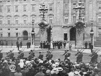Britse soldaten marcheren langs Buckingham Palace, Londen, augustus 1914