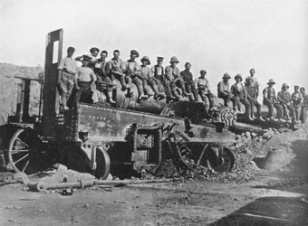 Britse soldaten op een verwoest Turks kanon, 1915