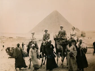 Britse toeristen zittend op kamelen voor de Grote Piramide, Gizeh, Egypte, 1936