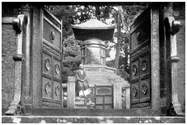 Bronzen poort en graf, Shiba Park, Tokio, Japan, 1904