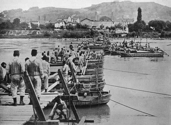 Een pontonbrug bouwen over een Franse stroom