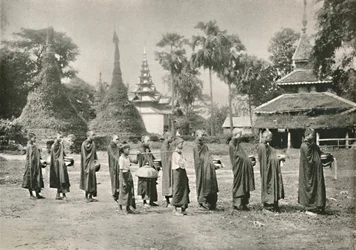 Birmese Phoongyies die Aalmoezen Verzamelen, 1900