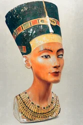 Buste van Nefertiti, koningin en vrouw van de Oude Egyptische Farao Akhenaten Amenhotep IV