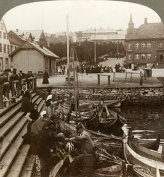 Vis kopen in een drukke Arctische handelsport, Tromsø 69° 38 N. Br., Noord-Noorwegen, 1902