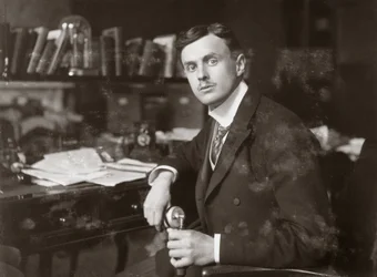 C S Rolls zittend aan zijn bureau, ca. 1902