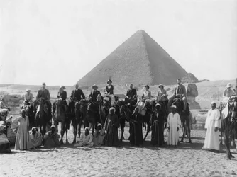 Kameltour voor een van de piramides van Gizeh, Egypte, ca. 1920s-1930s