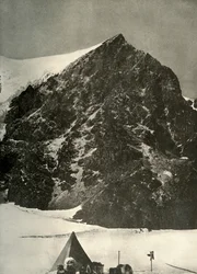 Kamp op 17 december op de Ferrar-gletsjer onder Sentinel Rock, 1908, 1909