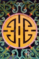 Cao Dai Heilige Stoel Tempel. Versiering op raam