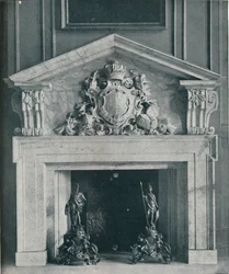 Gesneden marmeren schoorsteenmantel door William Kent 1685-1748. In de openbare eetkamer in Hampton Court