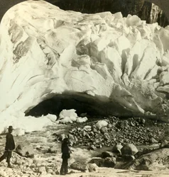Grotachtige mond van enorme Brigsdal gletsjer waar smeltend ijs bergstromen vormt, Noorwegen, c1905