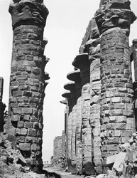 Centrale laan van de grote tempel in Karnak, Egypte, 1878