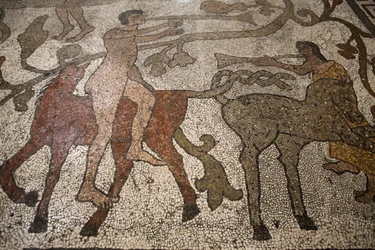 Mozaïek in het centrale schip op de vloer van de Otranto kathedraal: ruiters, Otranto, Italië