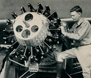 Charles Lindbergh controleert de motor van zijn vliegtuig voor zijn trans-Atlantische vlucht, 1927