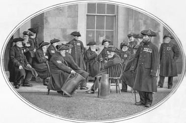 Chelsea Pensioners met zwarte jacks, Londen, ca. 1901
