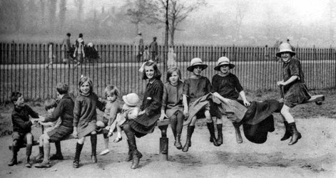Kinderen in een park, Londen, 1926-1927