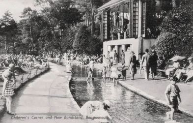 Kinderhoek en nieuwe muziektent, Bournemouth, Dorset, ca. 1920s