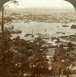 Christiania en haar drukke haven, N.W. vanaf het Ekeberg Koninklijk Paleis aan de rechterkant, Noorwegen, c1905