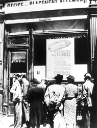 Burgers van Parijs buiten een Duits arbeidsrekruteringskantoor, 1940-1944