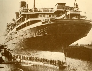Het schoonmaken van de romp van de Majestic in droogdok, c1930