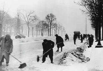 Sneeuwruimen op de Champs Elysees, Duits-bezet Parijs, winter, 1941