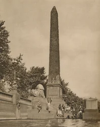 De Naald van Cleopatra, veertienhonderd jaar voor de geboorte van Cleopatra uitgehouwen, ca. 1935