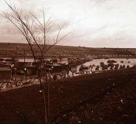 Kolom van vrachtwagens, Verdun, Noord-Frankrijk, ca. 1914-ca. 1918