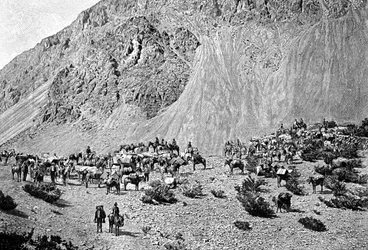 Konvooi van muilezeldrijvers aan de voet van de Cordillera, Zuid-Amerika, 1895
