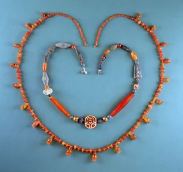 Kornalijnen ketting uit Tell Farah (Zuid), Israël, c.1300 v.Chr.; Lapis Lazuli, kornalijn en geëtste kornalijnen ketting uit Kish, Irak, c.2500 v.Chr.