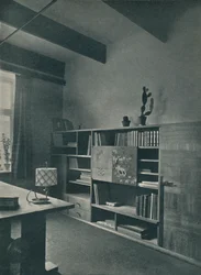 Hoek van een bibliotheek ontworpen door Hans Hartl