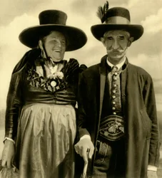 Koppel in traditionele kleding, Sankt Lambrecht, Stiermarken, Oostenrijk, c1935