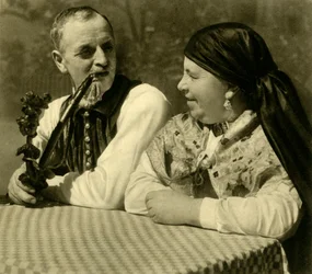 Koppel in traditionele kleding, Opper-Oostenrijk, c1935