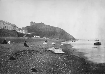 Criccieth - Uitzicht op het strand en het kasteel, 1895