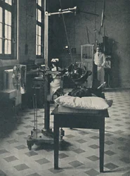 Crookes, Röntgen en Finsen - Gebruik van het wonderbaarlijke röntgenapparaat, ca. 1925