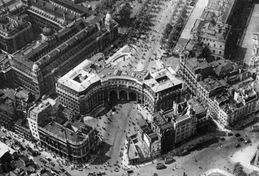 Mensenmassa verzamelt zich in The Mall voor de trooping of the colour, Londen, 1926-1927