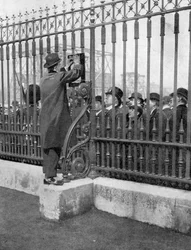 Mensenmassa buiten Buckingham Palace wachtend op nieuws over de ziekte van de koning, 5 mei 1910