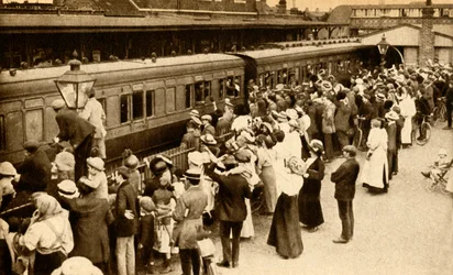 Mensenmassa zwaait troepen uit die vertrekken om te vechten in de Eerste Wereldoorlog, Groot-Brittannië, 1914, 1933