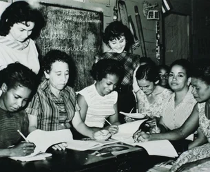 Cubaanse Revolutie: vrouwen die deelnemen aan de onderwijsprogramma