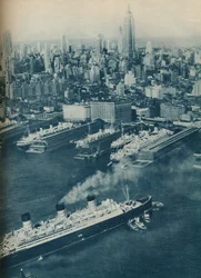 Cunard White Star liner Berengaria, nadert Cunard pier, 1936