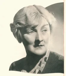 Applaus na afloop voor Sybil Thorndike: een cocktail waarin Booths een hoofdrol speelt, ontvangt een enth