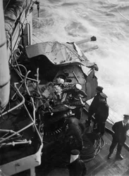 Beschadigd luchtafweergeschut op het Britse slagschip HMS Malaya, voor de kust van Portugal, 1937