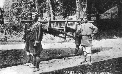 Dandy en dragers, Darjeeling, India, begin 20e eeuw