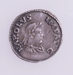 Denier van Karel de Grote (742-814) voorzijde met portret van Karel de Grote, Quentovic Munt 768-814